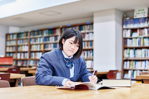 学習する生徒